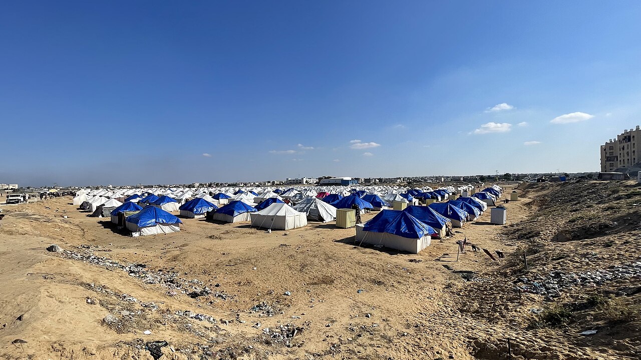 Tende di un campo per persone sfollate dal nord di Gaza, fotografate il 30 novembre 2024